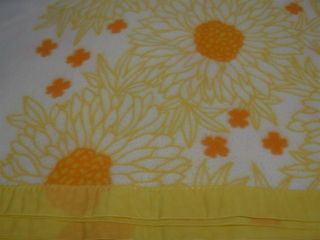 Vintage Soft Acrylic Twin Blanket White W Yellow Daisy Flowers 62x92