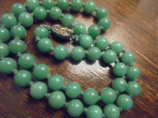 GOOD QUALITY VINTAGE/ANTIQUE CHINESE JADE BEAD NECKLACE 19 INCHES LONG 8mm 2