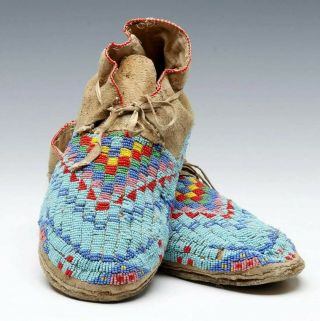 1920s Pair Native American Sioux Indian Bead Decorated Hide Moccasins Large Size