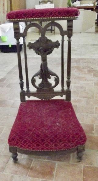 Antique Prie Dieu De Style Art Nouveau Christ Sculpté Tapisserie Velours Rouge