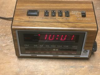 Vintage General Electric Ge Alarm Clock 7 - 4601a Am/fm Radio Woodgrain