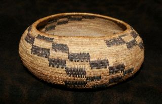 A Quality Fine Antique Pomo Native American Gift Basket 2 3/4 " H X 6 1/2 " D