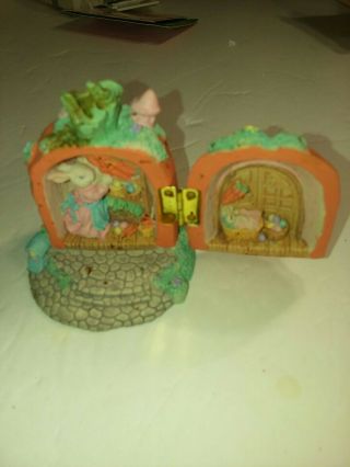 Vintage Ceramic Hand Painted Hinged Diarama Easter Egg Mrs Bunny And Baby Dv23