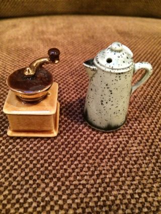 Vintage I Arcadia Mini Granite Coffee Pot & Coffee Mill Salt And Pepper Shakers