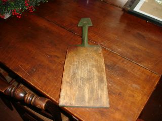 AN EARLY AMERICAN,  PENNSYLVANIA GERMANIC,  HAND CHIP CARVED PAINTED MANGLE BOARD 2