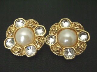 Auth Chanel Vintage Large Pearl,  Crystal & Gold Ccs Round Clip Earring (95a)