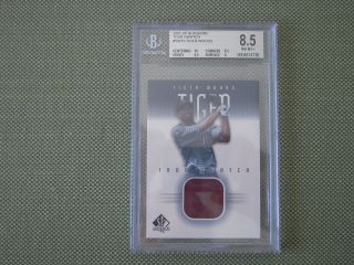 2001 Tiger Woods Sp Authentic Red Tour Swatch Twts Bgs 8.  5 Tiger 