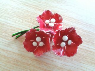 VINTAGE 1950s 1960s RED AND WHITE ENAMEL METAL FLOWER FLORAL PIN BROOCH 2