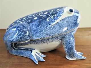 ANTIQUE CHINESE BLUE AND WHITE PORCELAIN FROG SHAPED BOX AND COVER,  19TH/20TH C. 2