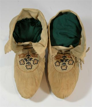 1910s Pair Native American Huron / Wendat Indian Floral Decorated Hide Moccasins