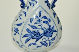 A Fine Chinese Blue and White Porcelain Vase 3