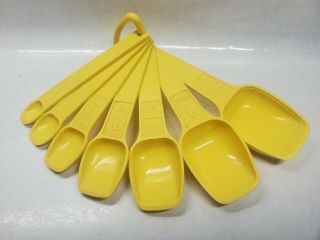 Vintage Tupperware Yellow Measuring Spoons Full Set Of 7 W/ Ring Complete.