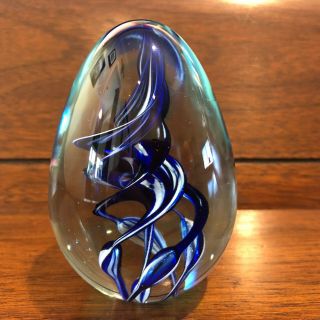 Vintage 1986 Obg Signed Oval / Egg Shaped Paperweight With Blue & White Swirls