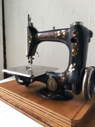 Singer 24 Vintage Chainstitch Sewing Machine - Serviced