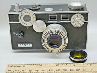 Vintage Argus C3 35mm Camera With F/3.  5 50mm Cintar Lens & Yellow Filter