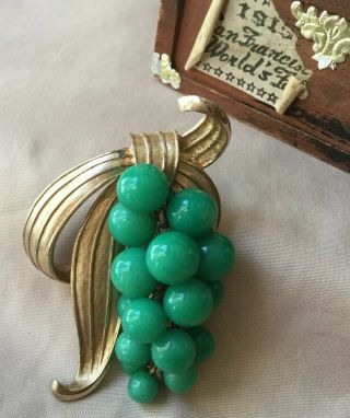 Vintage 1950”s Grape Vine Jade Green Peking Glass Ball Cluster Gold Tone Brooch 2