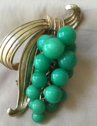 Vintage 1950”s Grape Vine Jade Green Peking Glass Ball Cluster Gold Tone Brooch 3