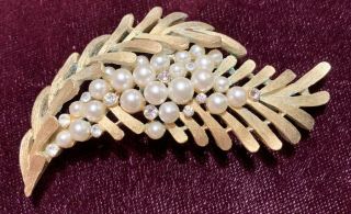 Vintage Gold Tone Trifari Leaf Brooch With Pearls And Rhinestones