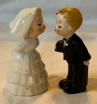 Sweet Vintage Ceramic Inarco Kissing Bride & Groom Wedding Salt Pepper Shakers