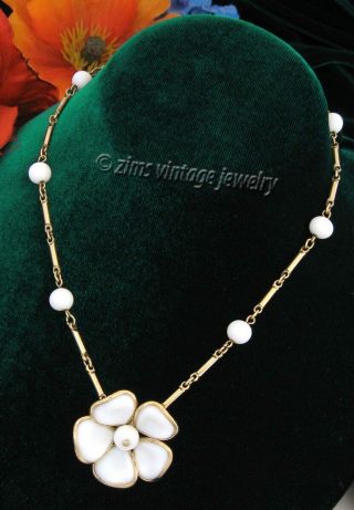 Vintage Old Trifari Signed White Poured Glass Flower Pendant Gold Link Necklace