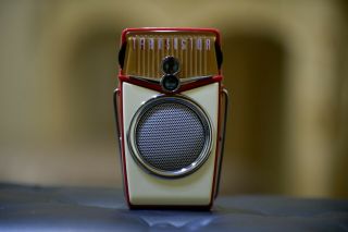 Mini Am Fm Portable Vintage Design Transistor Radio.  Collectibles Item