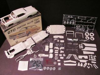Mpc 1966 Pontiac Gto Hardtop 1/25 Scale Model Kit,