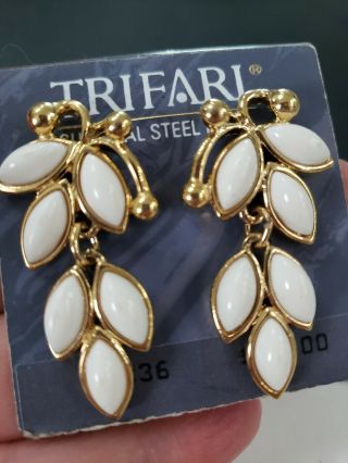 Estate Vintage Trifari Tm Gold Tone Off White Dangle Pierced Earrings 1.  5 " T