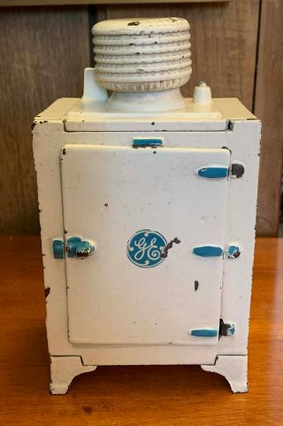 Antique 7 1/4 " Hubley Cast Iron Toy Ge Refrigerator - Door Opens - Ice Tray