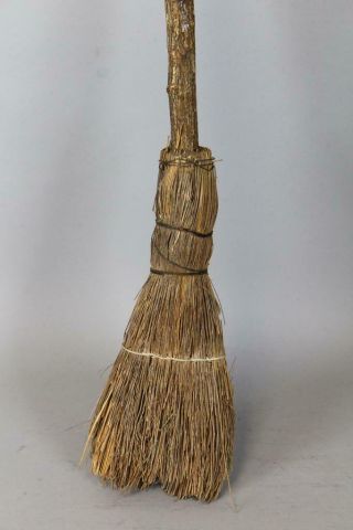A RARE 19TH C HEARTH CORN HUSK BROOM WITH HAND CARVED LONG HANDLE 2