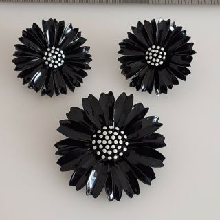 Vintage Crown Trifari Black Daisy Flower Brooch/earrings