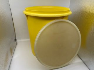 Vintage Tupperware.  255 - 15.  :yellow Canister.  10 3/4 " T.  36 Cups