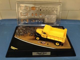 Franklin - Mack Dump Truck Diorama With Accessories - 1:32 Scale