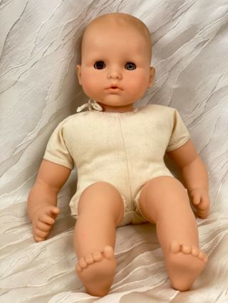 Vintage Gotz Puppe 16 Inch Baby Doll One Brown Eye One Blue Eye Sleep Eyes