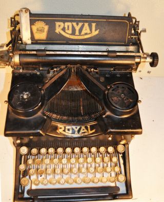 Royal Standard Model 10 Antique Typewriter