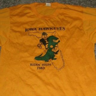 Vintage 1983 Iowa Hawkeyes Football Gator Bowl Herky the Hawk T - shirt size L 2