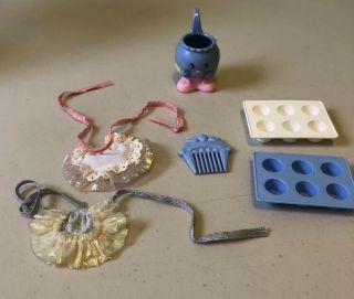 Vtg Mattel Cherry Merry Muffin Doll Accessories Aprons,  Muffin Tins.  ✔️