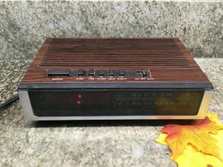 Vintage Lloyds Model No.  J202b Am/fm Alarm Clock Radio Battery Back Up