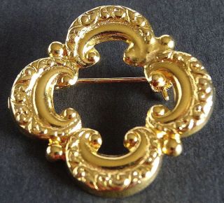 Vintage Brooch Pin Small Gold Tone Scrolled Design W Void In Centre Exc Cond 75
