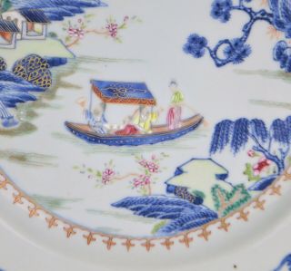 A LARGE 18TH CENTURY CHINESE FAMILLE ROSE PORCELAIN PLATE WITH FIGURES 3