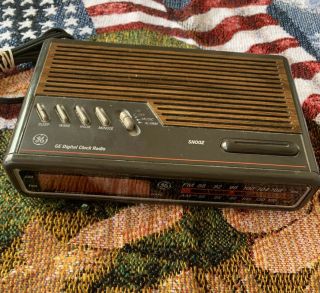 Vintage Ge Model 7 - 4612b Woodgrain Digital Alarm Clock Radio Am/fm