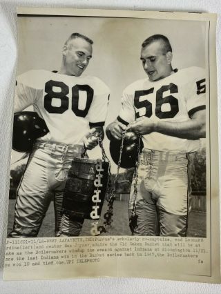 Vintage 1964 Press Photo Purdue Football Players W Old Oaken Bucket Sam Joyner