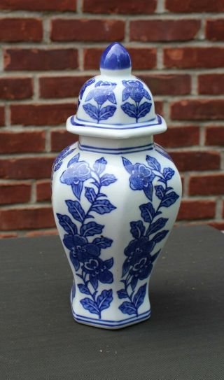 Vtg Blue and White Porcelain Hexagon Shaped Chinese Ceramic Ginger Jar 2