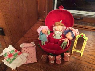 Vintage Strawberry Shortcake Carrying Case With Dolls & Pets Plus Bedding