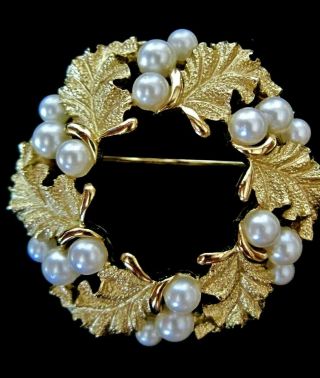 Vintage Signed Crown Trifari Faux Pearl Textured Goldtone Leaf Wreath Brooch