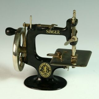 Antique 1913 Singer Sewing Machine Mini “a Singer For The Girls“ Model 20 W/box