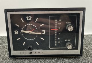 Vintage 1978 General Electric Model 7 - 4725 Alarm Clock / Am Radio