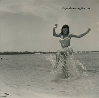 Bunny Yeager Vintage Bettie Page Photograph 1954 Beaming Pin - up Pose Beach Fun 2