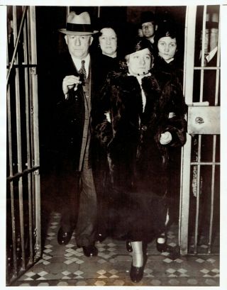1937 Vintage Photo Serial Killer Anna Hahn Led By Police Into Ohio State Prison