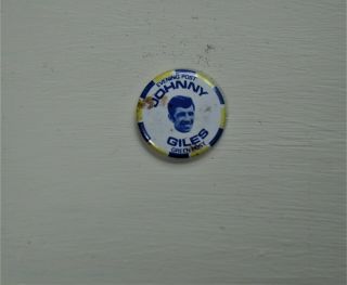 Vintage Leeds United Pin Badge Legend Johnny Giles Evening Post Green Post 1969