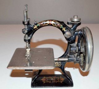 Antique F&w Automatic Hand Crank Toy Sewing Machine - Cast Iron